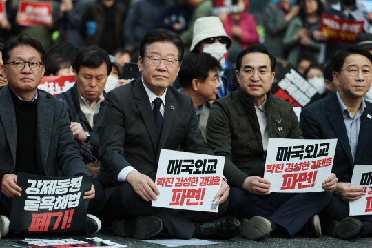 더불어민주당 이재명 대표, 박홍근 원내대표가 지난 3월25일 오후 서울시청 인근에서 열린 '강제동원 해법 및 한일정상회담을 규탄하는 4차 범국민대회'에 참석하고 있다.<연합뉴스>